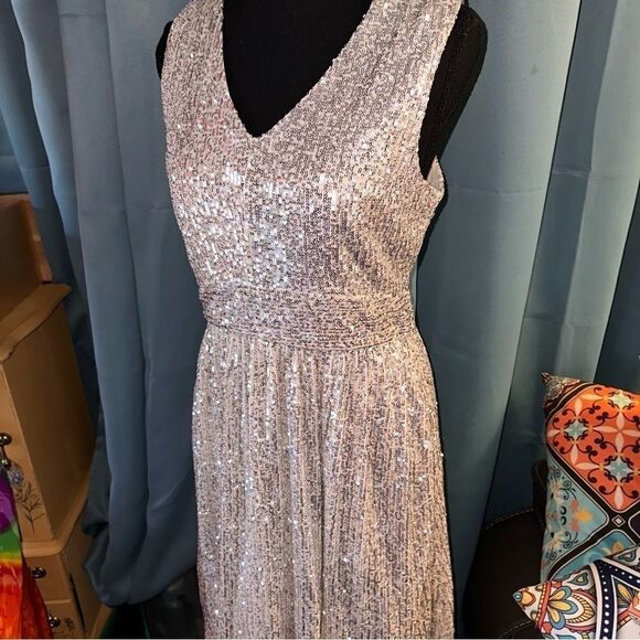 Nwt Women's DRAPER JAMES RSV V-Neck Sequin Dress
by DRAPER JAMES RSVP SZ 8 - Picture 7 of 16